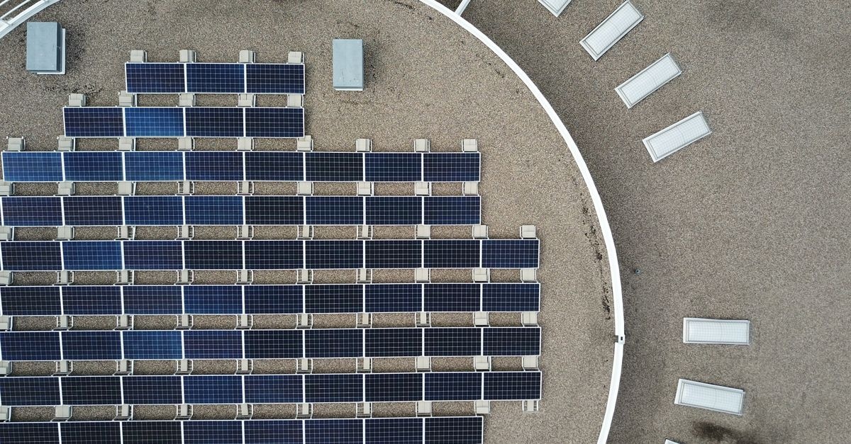 Photovoltaik für Gewerbedächer: Nachhaltiger Strom und mehr Unabhängigkeit für Ihr Unternehmen