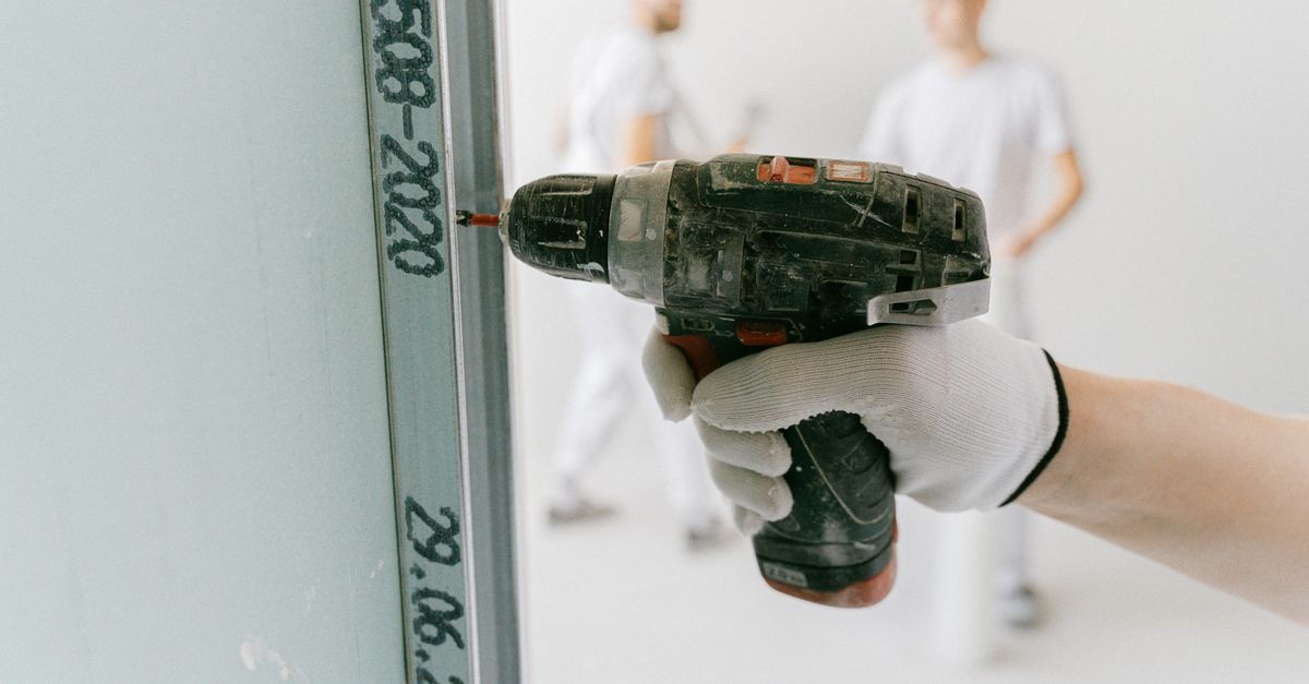 Trockenbauwand richtig aufbauen: So gelingt dein Projekt Schritt für Schritt