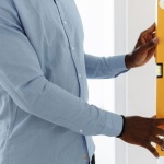 Luftdichtheit des Hauses prüfen: So finden Sie Energieverluste und schaffen ein behagliches Zuhause