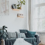 Wohnzimmer natürlich dekorieren: Mit warmen Materialien und sanften Farben zur Wohlfühloase