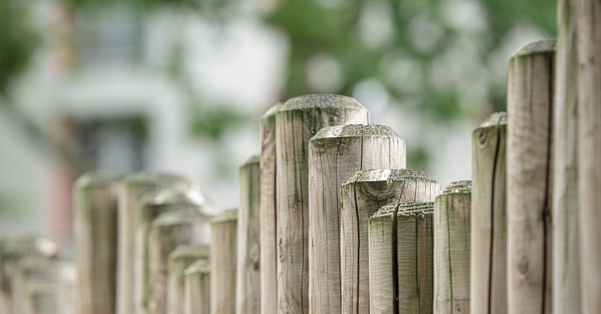 Zaunpfosten richtig setzen: So wird dein Gartenzaun stabil und langlebig