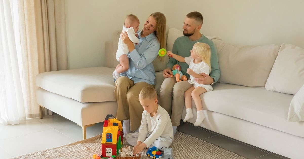 Familienfreundliches Wohnzimmer: Stilvoll einrichten, obwohl Kinder mitspielen