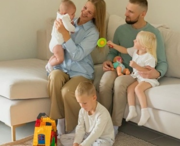 Familienfreundliches Wohnzimmer: Stilvoll einrichten, obwohl Kinder mitspielen