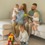 Familienfreundliches Wohnzimmer: Stilvoll einrichten, obwohl Kinder mitspielen