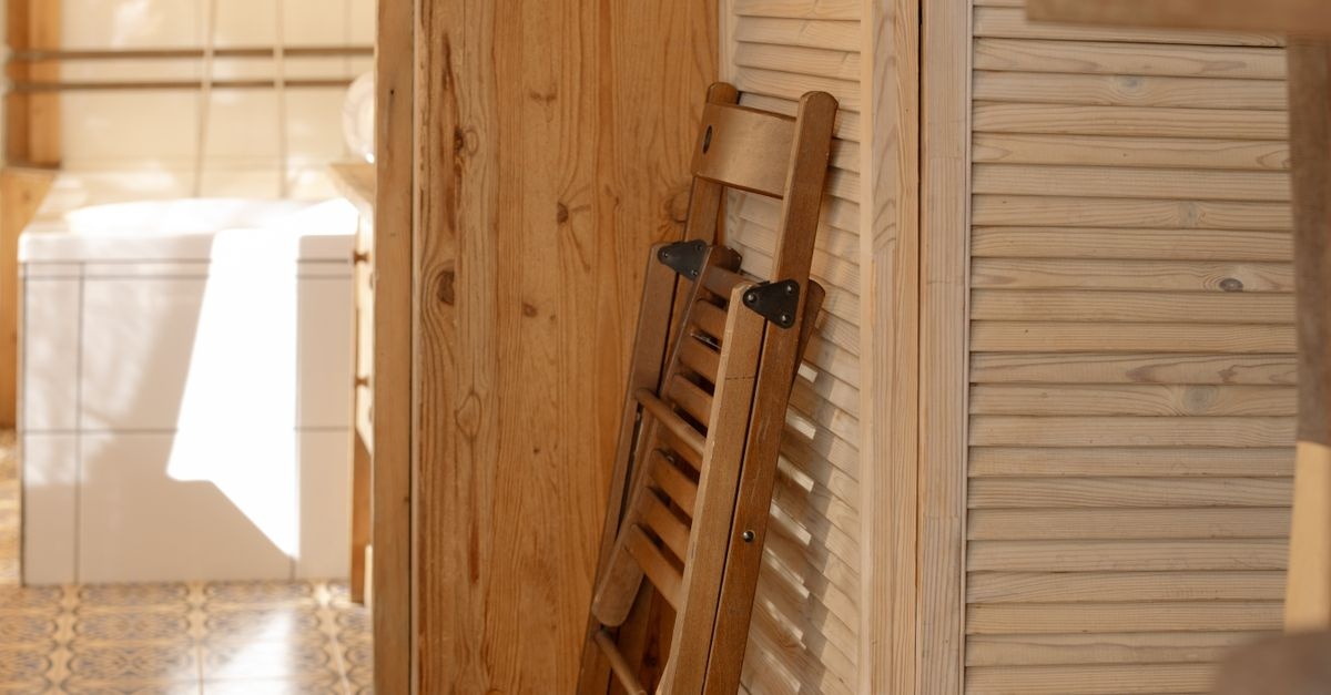 Holzmöbel im Badezimmer richtig pflegen: So bleiben sie vor Feuchtigkeit und Schäden geschützt